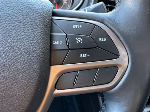 Used 2019 Jeep Cherokee Latitude Plus w/ Cold Weather Group AWD/4WD image 30