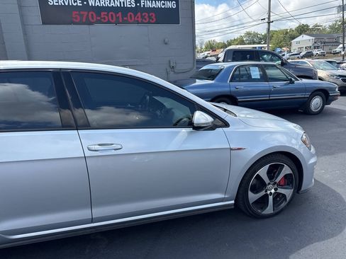 Used 2017 Volkswagen GTI SE FWD image 10