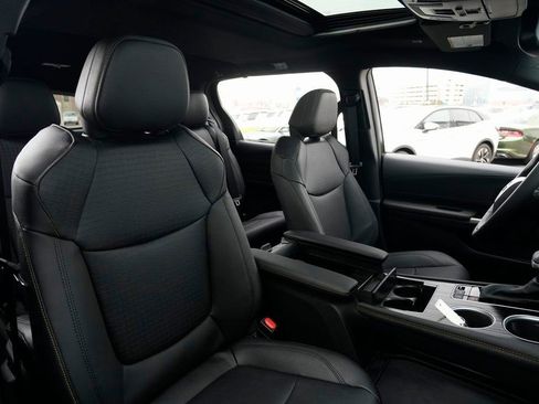 Used 2025 Toyota Sienna XLE Woodland Edition image 21