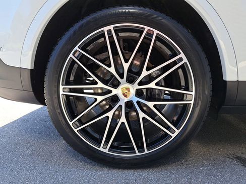 Certified 2025 Porsche Cayenne Coupe AWD/4WD image 13