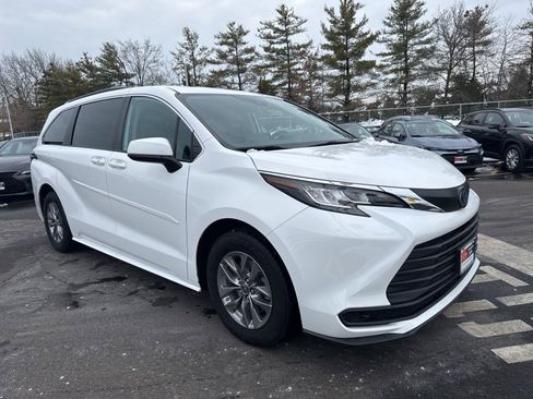 Used 2023 Toyota Sienna LE image 3