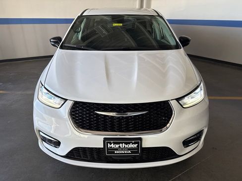 Used 2024 Chrysler Pacifica Touring-L FWD image 2