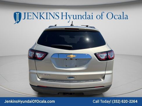 Used 2017 Chevrolet Traverse LT w/ Style and Technology Package FWD image 4