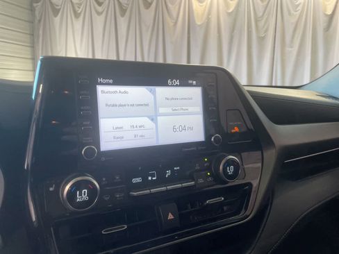 Used 2020 Toyota Highlander XLE AWD/4WD image 24