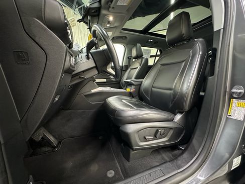 Used 2022 Ford Explorer XLT w/ Equipment Group 202A AWD/4WD image 29