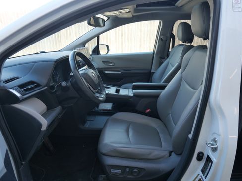 Used 2021 Toyota Sienna XLE image 8