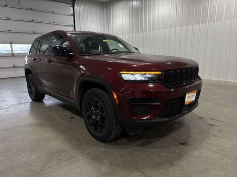 Used 2025 Jeep Grand Cherokee Altitude AWD/4WD image 2