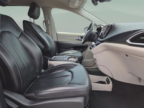 Used 2023 Chrysler Pacifica Touring-L FWD image 35
