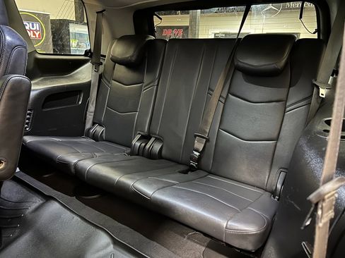 Used 2018 Cadillac Escalade Luxury RWD image 21