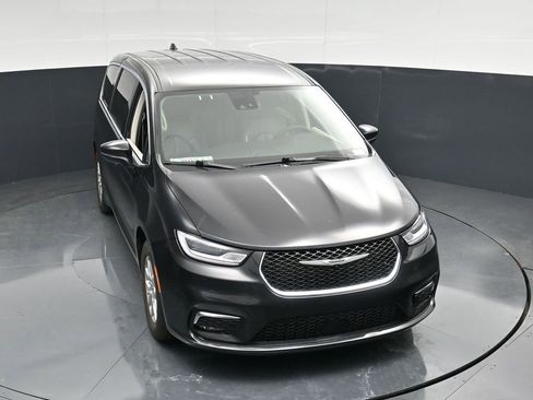 Used 2023 Chrysler Pacifica Touring-L FWD image 48