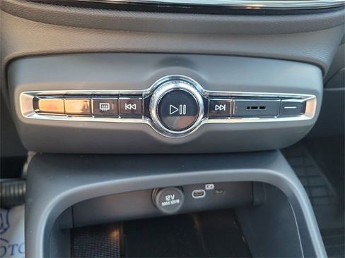 Used 2023 Volvo XC40 B5 Plus image 35