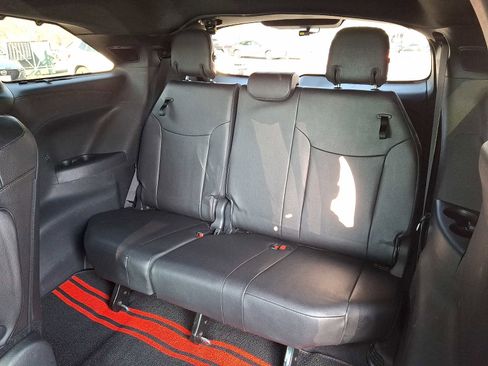 Used 2025 Toyota Sienna Platinum AWD/4WD image 9