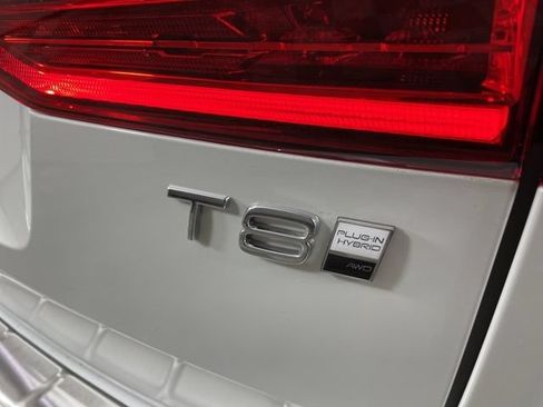 Certified 2025 Volvo XC60 T8 Plus w/ Protection Package Premier AWD/4WD image 19