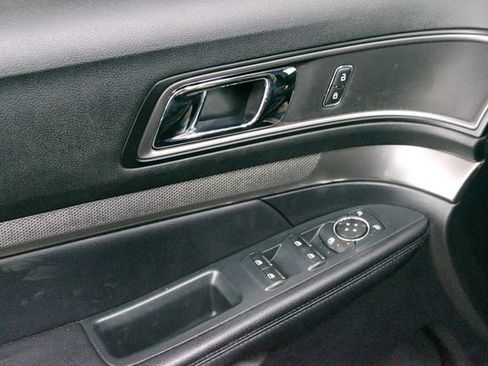 Used 2019 Ford Explorer XLT w/ Equipment Group 202A AWD/4WD image 13
