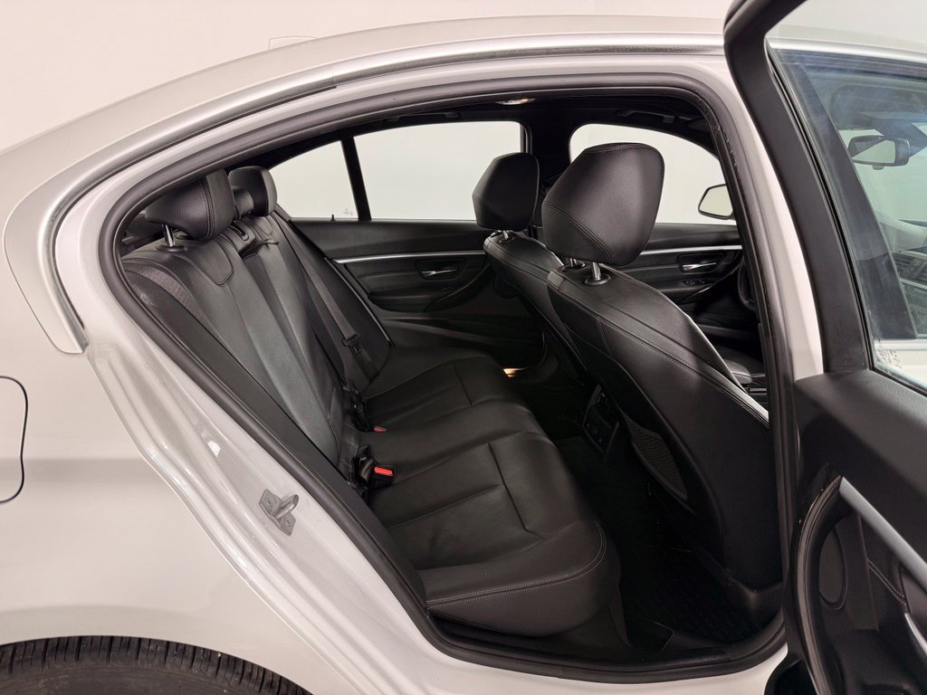 Used 2017 BMW 330i xDrive Sedan AWD/4WD image 19