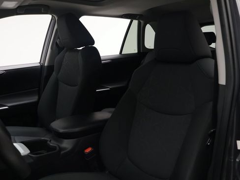 Used 2025 Toyota RAV4 XLE w/ Convenience Package FWD image 13