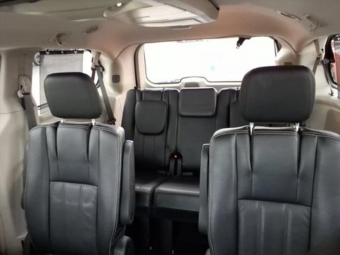 Used 2015 Chrysler Town & Country Touring w/ Driver Convenience Group FWD image 10