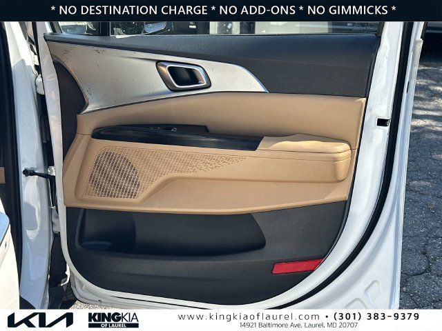 Used 2023 Kia Carnival LX FWD image 15