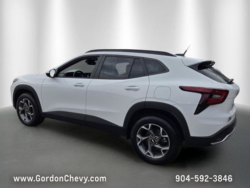 Certified 2025 Chevrolet Trax LT w/ LT Convenience Package FWD image 3