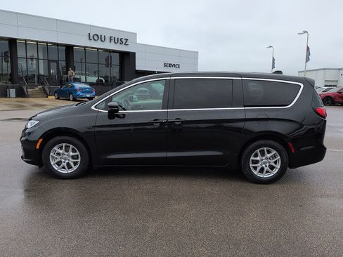 Used 2023 Chrysler Pacifica Touring-L FWD image 4