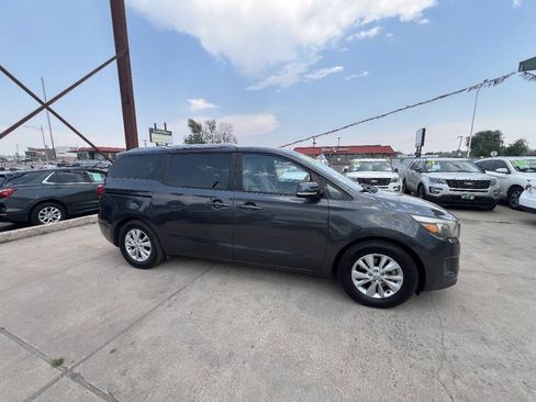 Used 2016 Kia Sedona LX w/ Option Group 020 FWD image 21