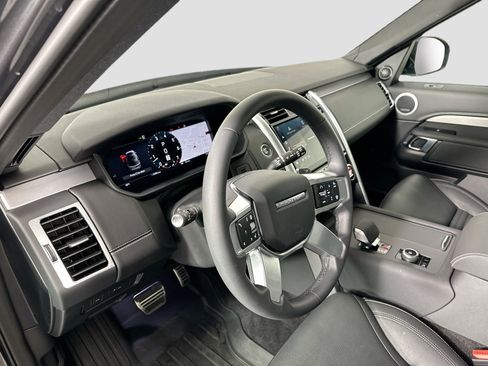 Certified 2025 Land Rover Discovery Dynamic SE image 11