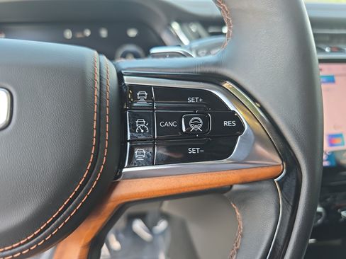 Used 2025 Jeep Grand Cherokee L Summit AWD/4WD image 19