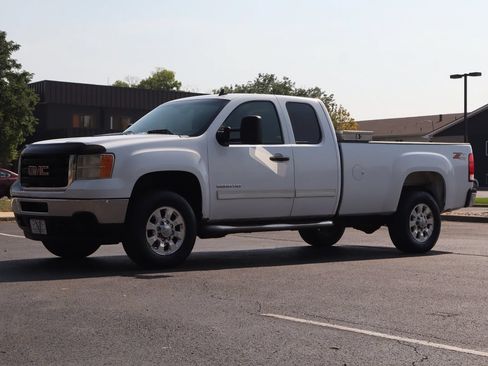 Used 2011 GMC Sierra 2500 SLE w/ Suspension Package, Off-Road AWD/4WD image 11