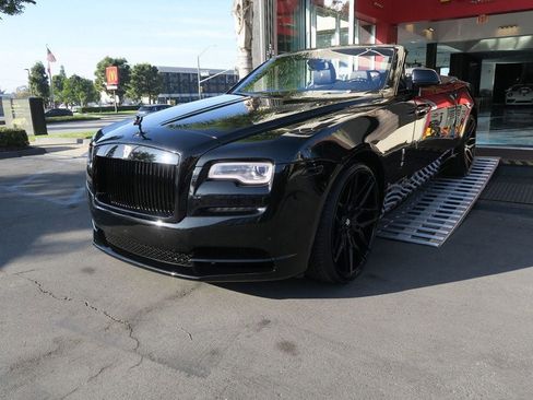 Used 2017 Rolls-Royce Dawn image 2