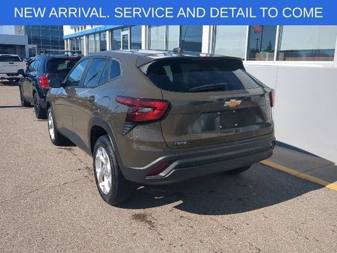 Used 2024 Chevrolet Trax LS w/ LS Convenience Package FWD image 4