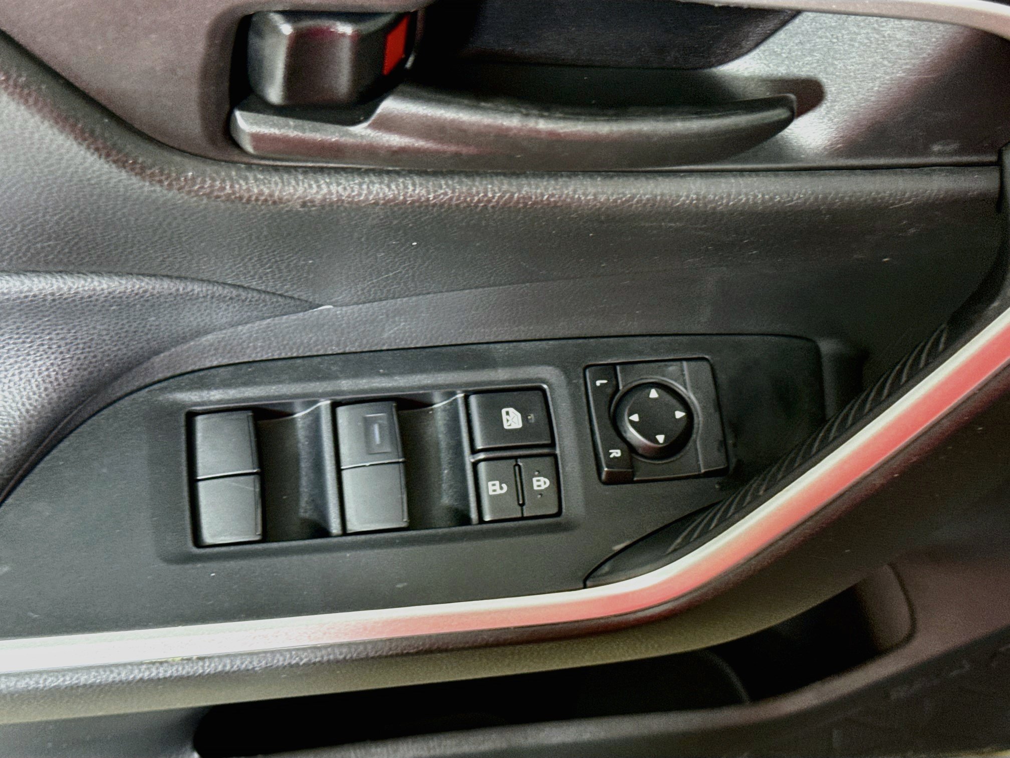 Used 2022 Toyota RAV4 LE AWD/4WD image 16