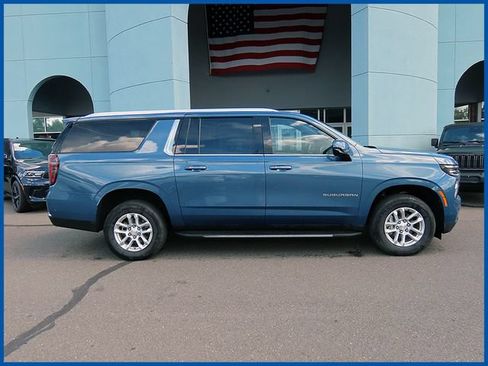 Used 2025 Chevrolet Suburban LT AWD/4WD image 2