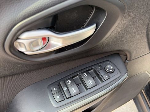 Used 2016 Jeep Cherokee Sport FWD image 19