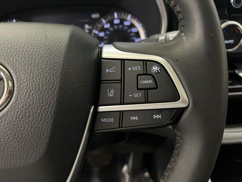 Used 2024 Toyota Highlander XLE AWD/4WD image 34