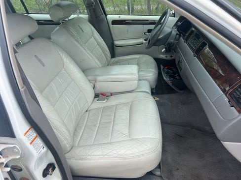 Used 2000 Lincoln Town Car Executive RWD image 36