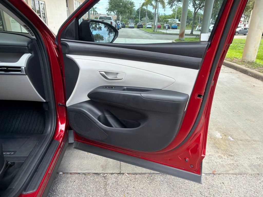 Used 2025 Hyundai Tucson SE FWD image 32