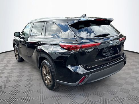 Used 2023 Toyota Highlander Bronze Edition FWD image 8