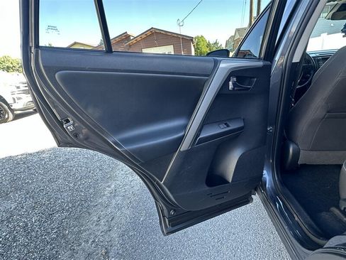 Used 2018 Toyota RAV4 XLE AWD/4WD image 45