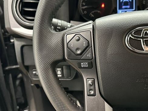 Used 2022 Toyota Tacoma TRD Off-Road image 8