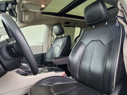 Used 2023 Chrysler Pacifica Limited FWD image 17