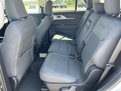 Used 2025 Ford Explorer Active AWD/4WD image 17