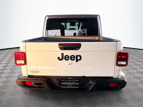 Used 2025 Jeep Gladiator Sport AWD/4WD image 6