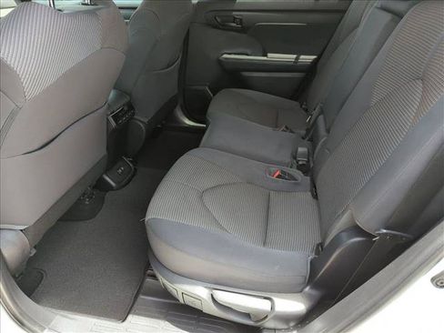 Used 2021 Toyota Highlander LE FWD image 18