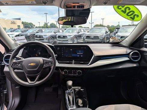Used 2025 Chevrolet Trax LT FWD image 13