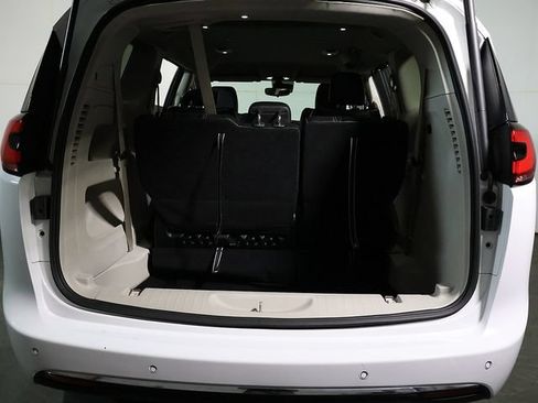 Used 2024 Chrysler Pacifica Touring-L FWD image 28