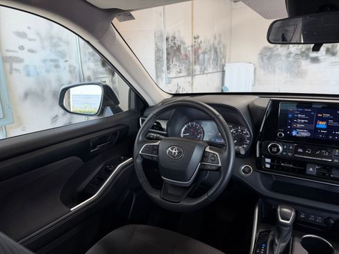 Used 2025 Toyota Highlander LE image 35
