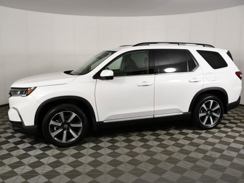 Used 2025 Honda Pilot Elite image 9