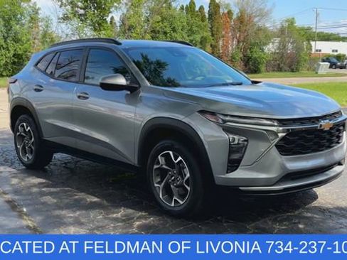 Used 2024 Chevrolet Trax LT w/ Driver Confidence Package FWD image 2