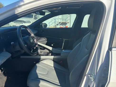 Used 2025 Hyundai Elantra Limited image 24