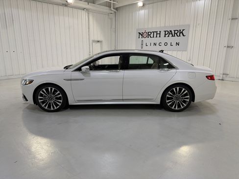 Used 2019 Lincoln Continental Select w/ Continental Climate Package image 2